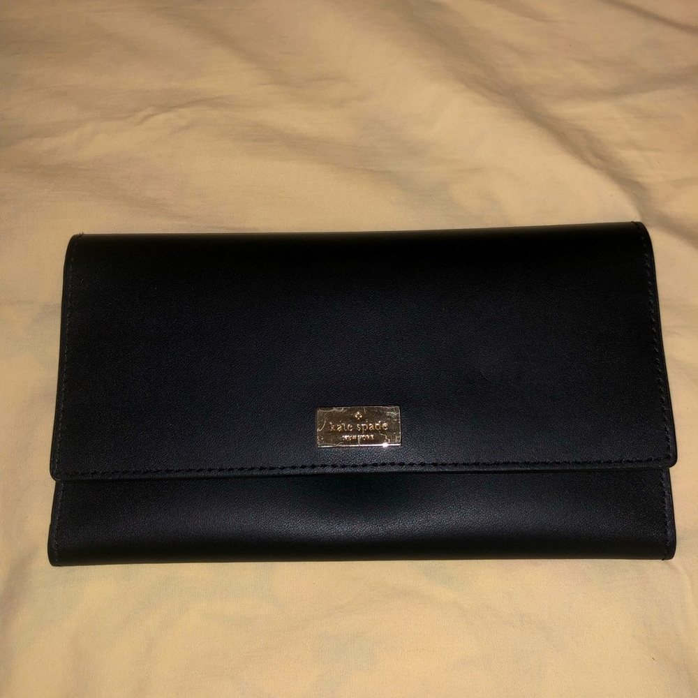 Used Blk Leather Kate Spade Wallet. Has markings on zipper. Consignment store.